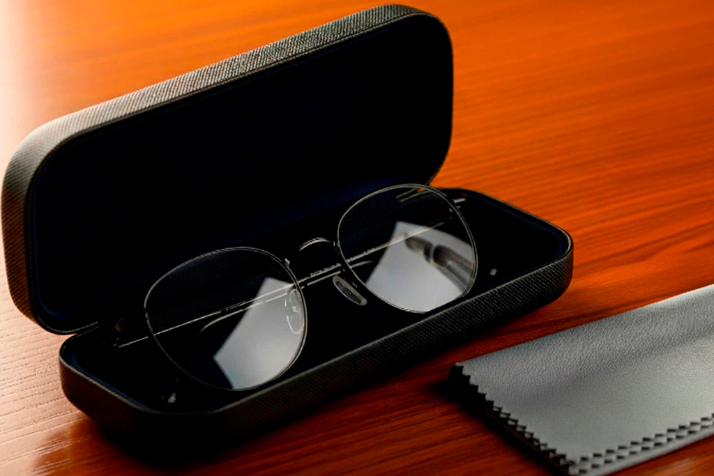 окуляри в футлярі та серветка